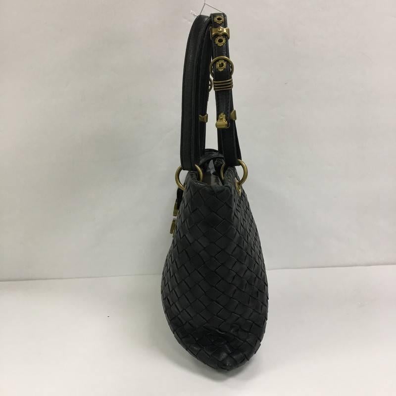 This authentic Bottega Veneta Capri Tote Intrecciato Nappa Small is a finely crafted tote that exudes an understated elegance. Crafted from black nappa leather woven in Bottega Veneta's signature intrecciato method, this functional and feminine tote