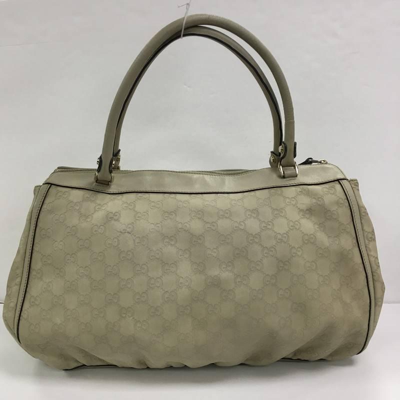 This authentic Gucci D Ring Tote Guccissima Leather Large is perfect for everyday use. Crafted from light beige guccissima leather, this tote features dual-rolled tall handles, light beige leather trims, Gucci handwritten stamped logo, signature D