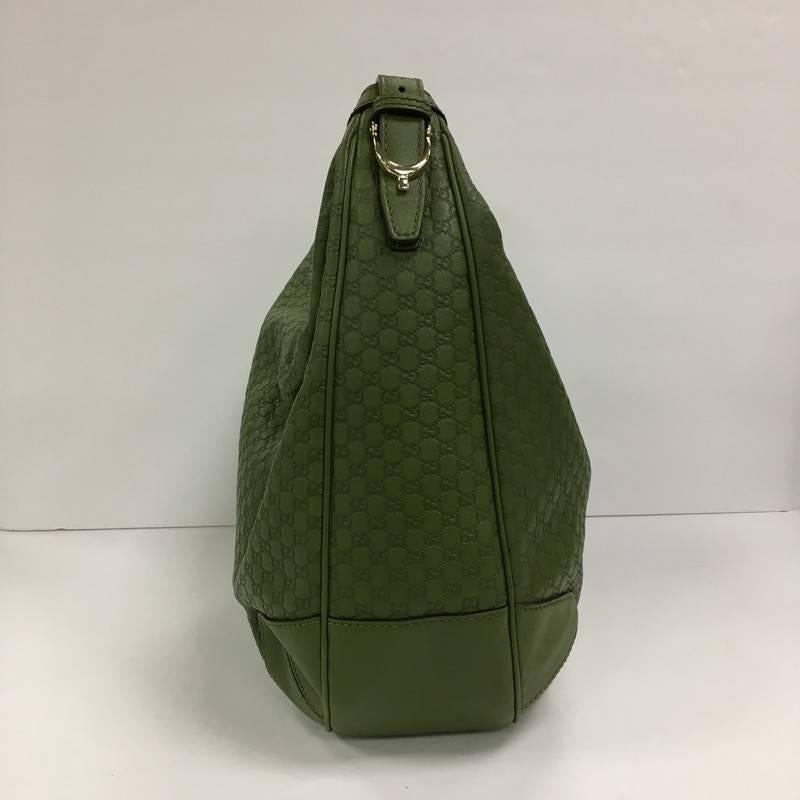 This authentic Gucci Nice Hobo Microguccissima Leather Medium is stylish in design perfect for modern fashionistas. Crafted in green microguccissima leather, this elegant hobo features looping leather shoulder strap with spur details, green leather