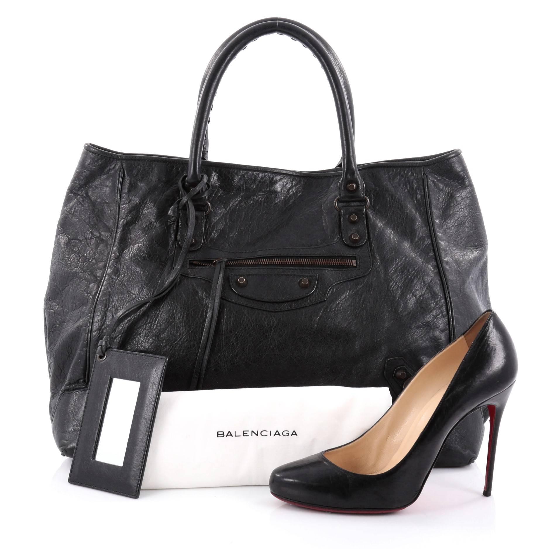 This unique Balenciaga Sunday Tote Classic Studs Leather Small is stylish and beautiful in design, made for everyday use. Constructed in black leather, this tote features dual-rolled braided handles, signature Balenciaga buckle and classic studs