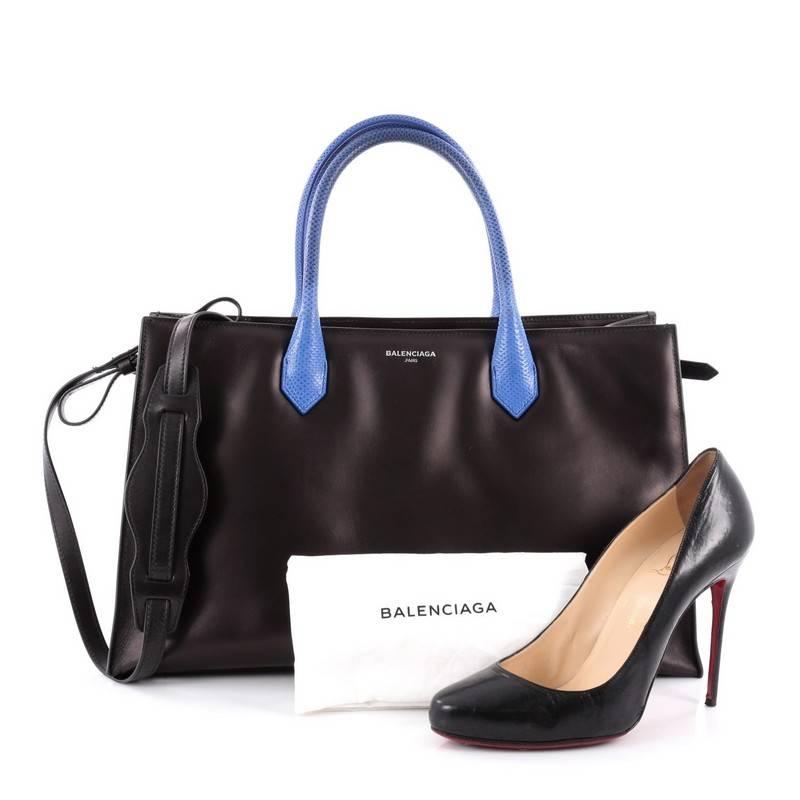 This authentic Balenciaga Padlock Nude Work Tote Calfskin with Python Small is a perfect bag to add to your collection. Crafted from black calfskin leather, this chic and stylish bag features genuine blue Karung snakeskin handles, adjustable