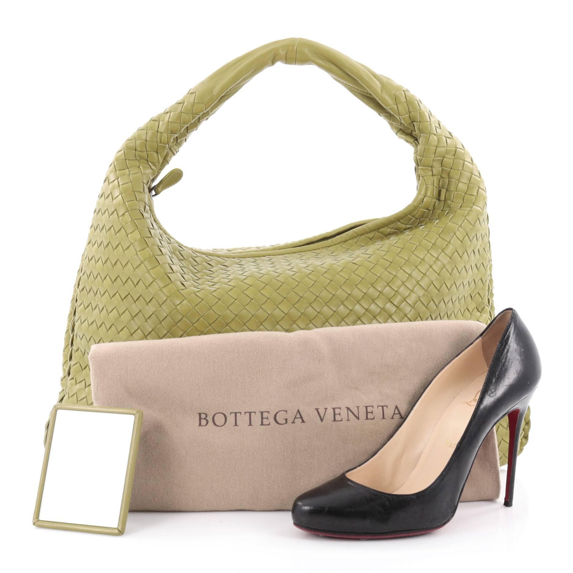 This authentic Bottega Veneta Veneta Hobo Intrecciato Nappa Large is a timelessly elegant bag with a casual silhouette. Excellently crafted from green nappa leather woven in Bottega Veneta's signature intrecciato method, this no-fuss hobo features a