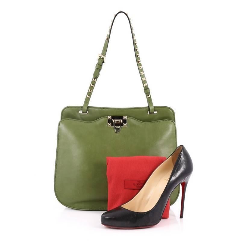 This authentic Valentino Rockstud Shoulder Bag Leather presents a sleek design with an edgy twist made for fashionistas. Crafted from green leather, this stylish shoulder bag features signature pyramid stud border and strap detailing, Valentino logo