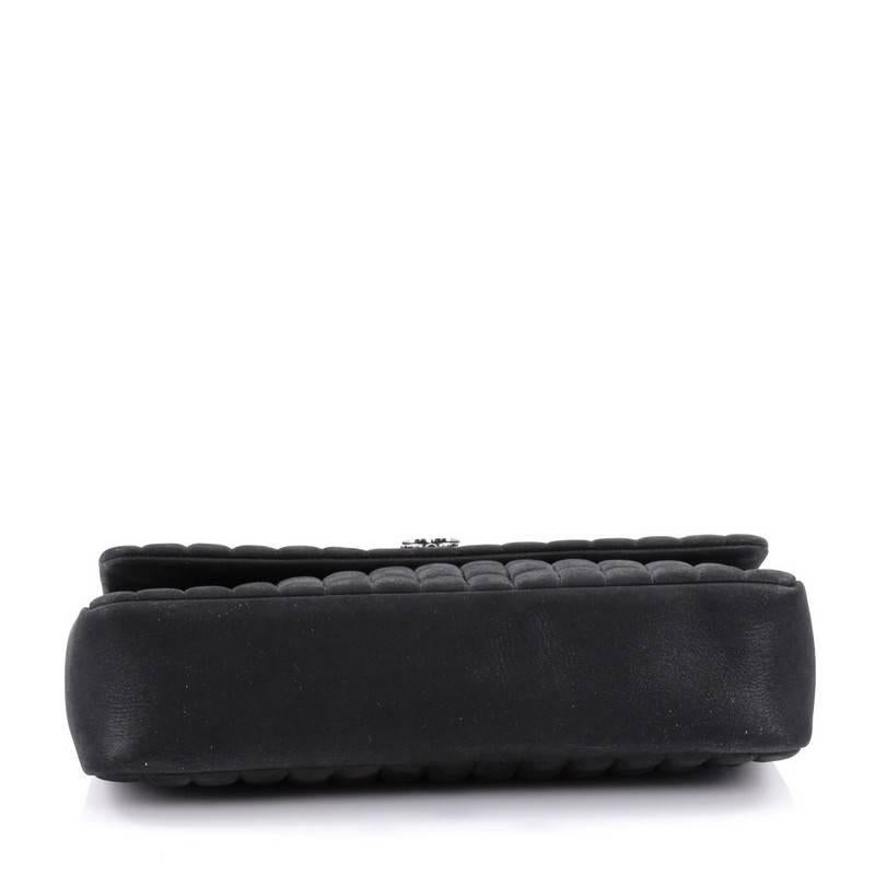 Cet authentique Chanel CC Lock Bubble Flap Bag Quilted Iridescent Calfskin Large est une pièce classique parfaite pour la fashionista élégante. Confectionné en cuir de veau noir irisé:: ce luxueux rabat présente un magnifique motif de bulles