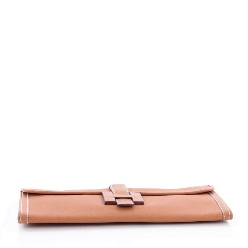 This authentic Hermes Jige Elan Clutch Epsom 29 is the perfect, understated everyday accessory. Crafted in luxurious gold leather, this clutch features a cross-over flap and strap that tucks under the logo “H”. It opens to a gold leather-lined