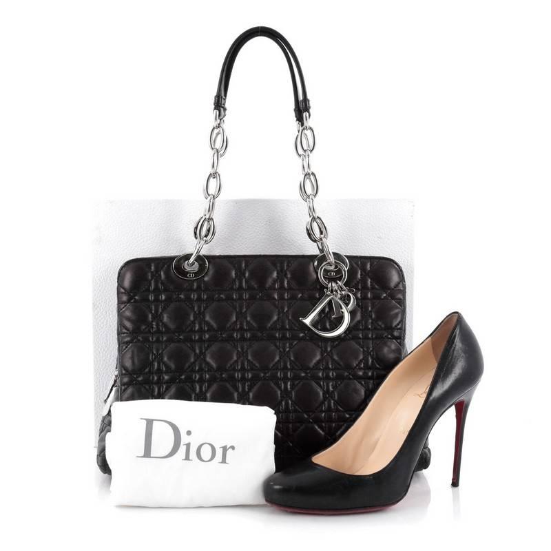 This authentic Christian Dior Soft Zipped Shopping Tote Cannage Quilt Lambskin Medium is a perfect bag for your days or nights out. Crafted from black cannage quilted lambskin leather, this chic tote bag features dual chain-link straps with leather