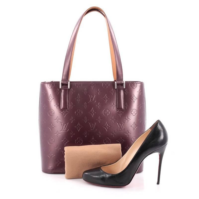 This authentic Louis Vuitton Mat Stockton Handbag Monogram Vernis is a stylish and functional bag made for everyday use or weekend getaways. Crafted from copper maroon monogram vernis leather, this tote features dual flat handles, vachetta leather
