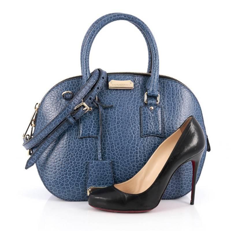 This authentic Burberry Orchard Bag Heritage Grained Leather Small has a glamorous design with a roomy silhouette that is ideal for everyday use. Crafted from blue grained leather, this vintage-inspired bag features dual-rolled leather handles, logo