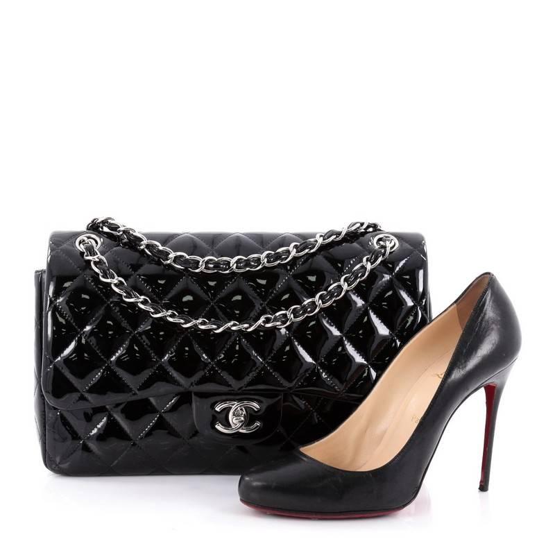 This authentic Chanel Classic Double Flap Bag Quilted Patent Jumbo exudes a classic yet easy style made for the modern woman. Crafted from black patent leather, this elegant flap features Chanel's signature diamond quilted design, woven-in leather