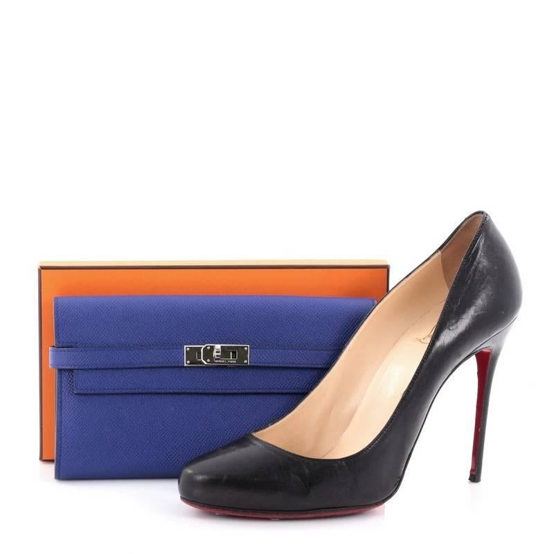 This authentic Hermes Kelly Wallet Epsom Long inspired by its iconic Kelly bag is a timeless investment piece for any fashionista. Crafted in blue electric epsom leather, this luxurious, elegant wallet features its iconic turn-lock closure, subtle
