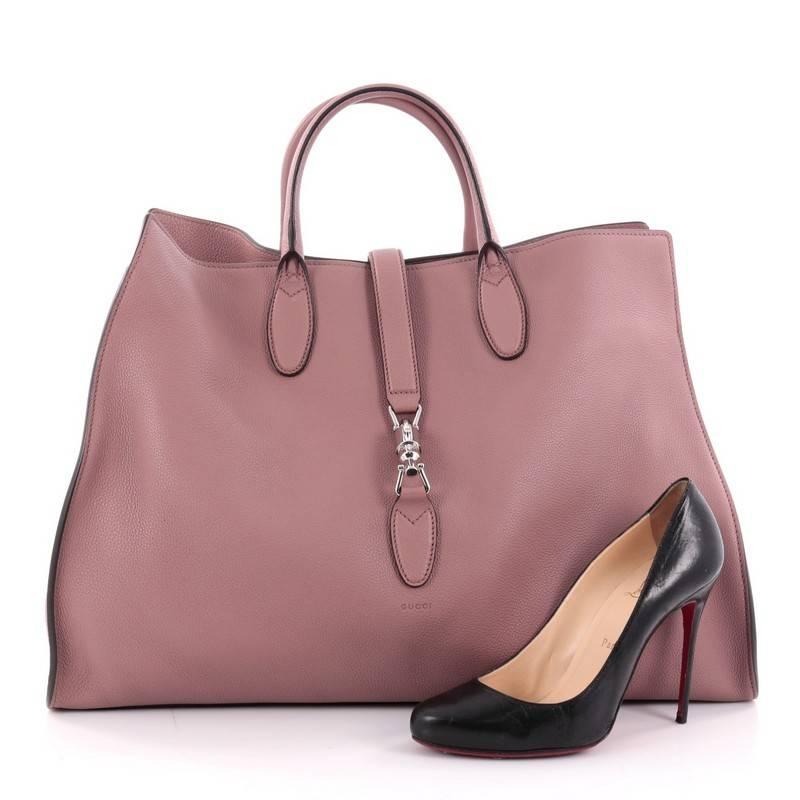 This authentic Gucci Jackie Soft Tote Leather Large is a must-have tote fit for the modern woman. Constructed from pink mauve leather, this iconic, minimalist take on the iconic Jackie features a soft-structured silhouette, dual-rolled handles, and