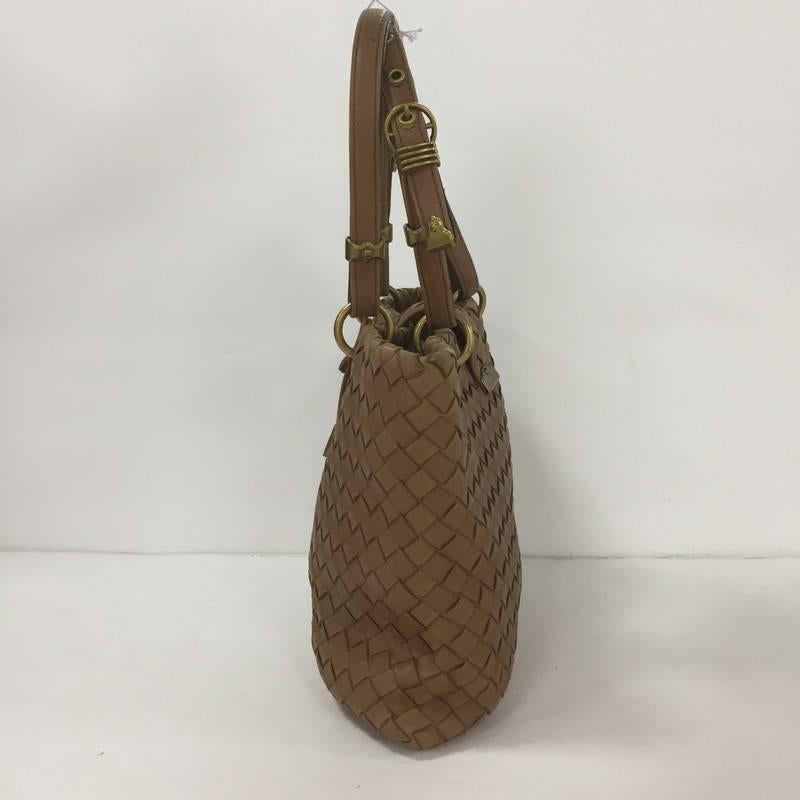 This authentic Bottega Veneta Capri Tote Intrecciato Nappa Small is a finely crafted tote that exudes an understated elegance. Crafted from light brown leather woven in Bottega Veneta's signature intrecciato method, this functional and feminine tote