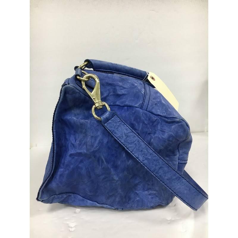 This authentic Givenchy Pandora Bag Distressed Leather Large is the perfect companion for any on-the-go fashionista. Crafted in blue distressed leather, this edgy and cult-favorite satchel features a pandora box-inspired silhouette, a singular top