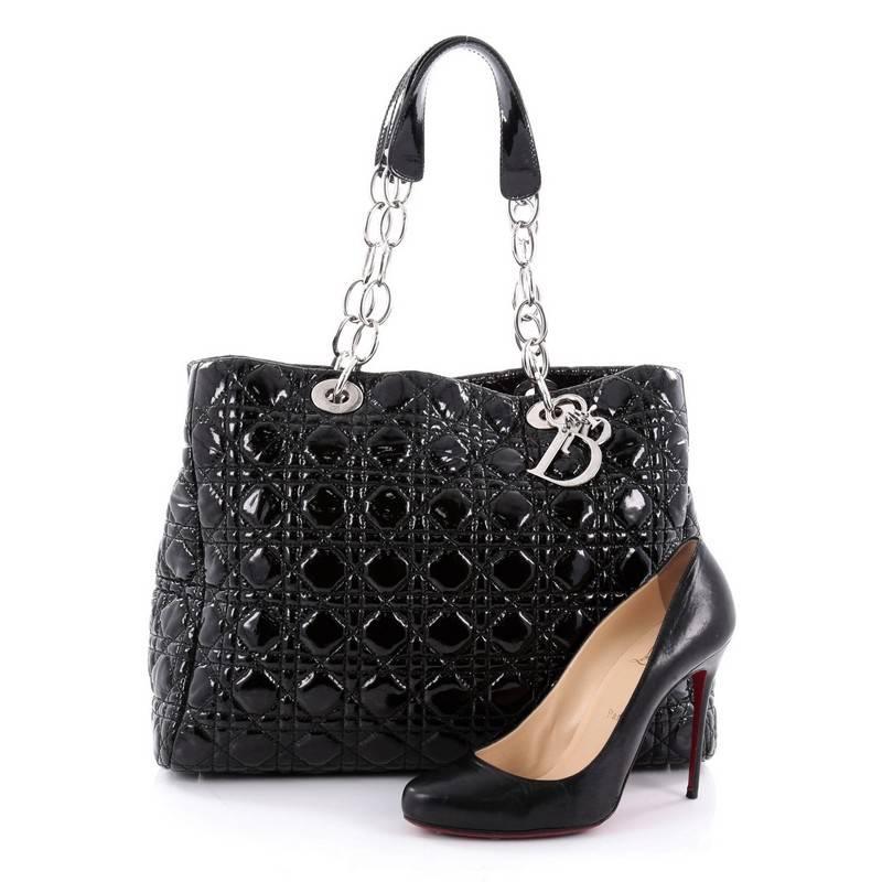 This authentic Christian Dior Soft Chain Tote Cannage Quilt Patent Large is a perfect bag for your days or nights out. Crafted from black cannage quilted patent leather, this chic tote bag features dual chain-link straps with leather shoulder pads,