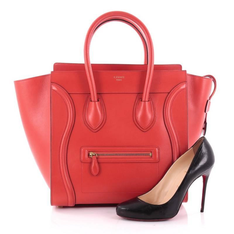 This authentic Celine Luggage Handbag Smooth Leather Mini epitomizes Phoebe Philo's minimalist yet chic style. Constructed in red smooth leather, this beloved fashionista's bag features dual-rolled leather handles, protective base studs, a frontal