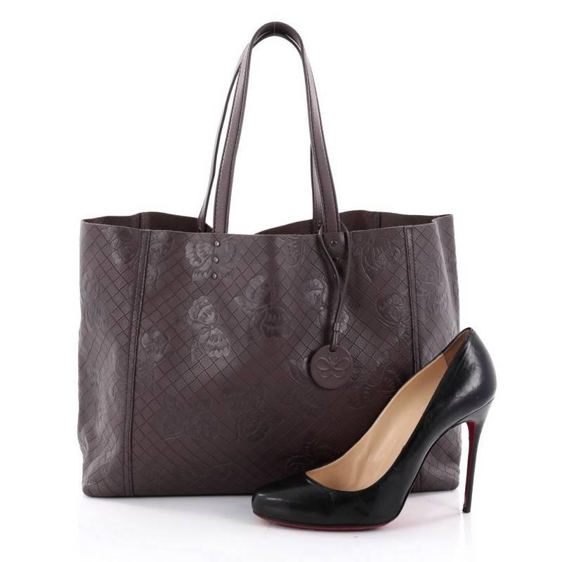 This authentic Bottega Veneta Tote Butterfly Embossed Intrecciomirage Intarsio Leather Large is a classic styled Bottega bag perfect for your everyday use. Crafted from grayish purple intrecciomirage intarsio leather with embossed impressions across