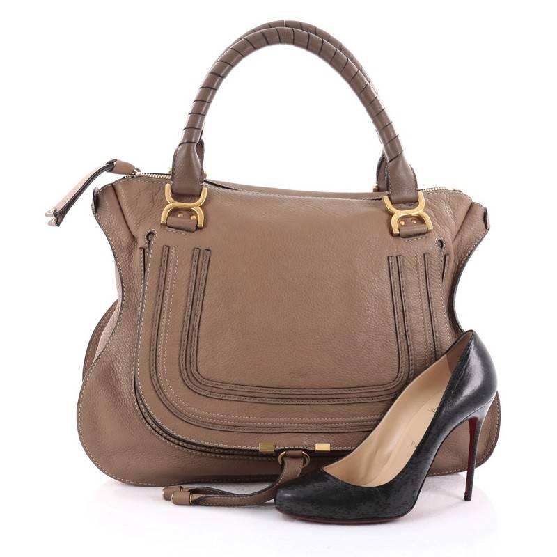 This authentic Chloe Marcie Shoulder Bag Leather Large showcases the brand's popular horseshoe design in a classic hobo silhouette. Constructed from brown leather, this functional yet stylish hobo bag features a slouchy, easy-to-carry silhouette,