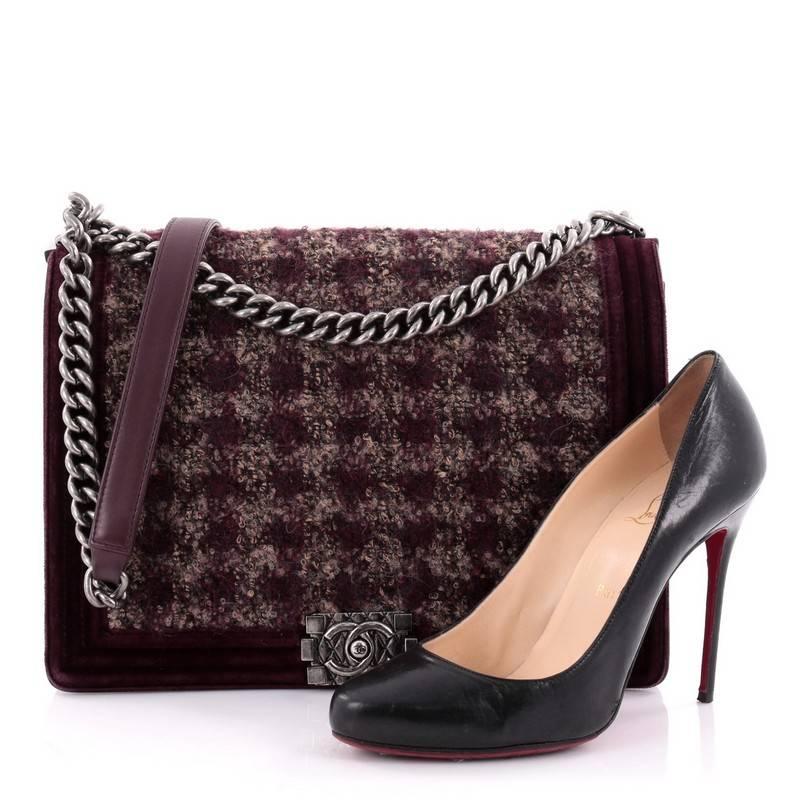 This authentic Chanel Paris-Edinburgh Boy Flap Bag Quilted Tweed with Velvet Large presented in the brand's Paris-Edinburgh Metiers D'Art Pre-Fall 2013 Collection mixes classic Chanel design with Scottish flair. Crafted from wine velvet and quilted