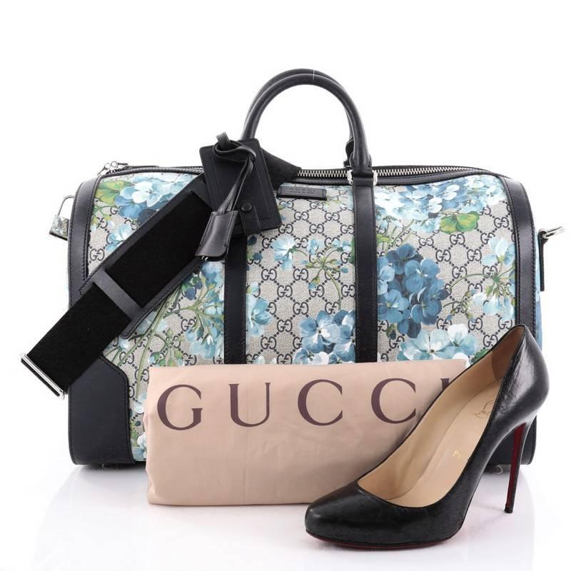 This authentic Gucci Convertible Duffle Bag Blooms Print GG Coated Canvas Medium updates its classic travel bags with an eye-catching, youthful twist made for weekend getaways and light travels. Crafted from GG coated canvas with blue and navy