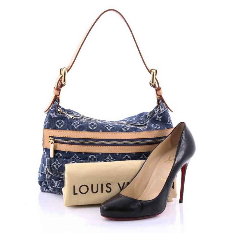 Cet authentique sac à main Baggy Denim PM de Louis Vuitton est une nouvelle version d'un modèle emblématique qui complétera avec élégance un look décontracté. Confectionné en denim bleu délavé avec monogramme, ce sac présente des bordures en cuir