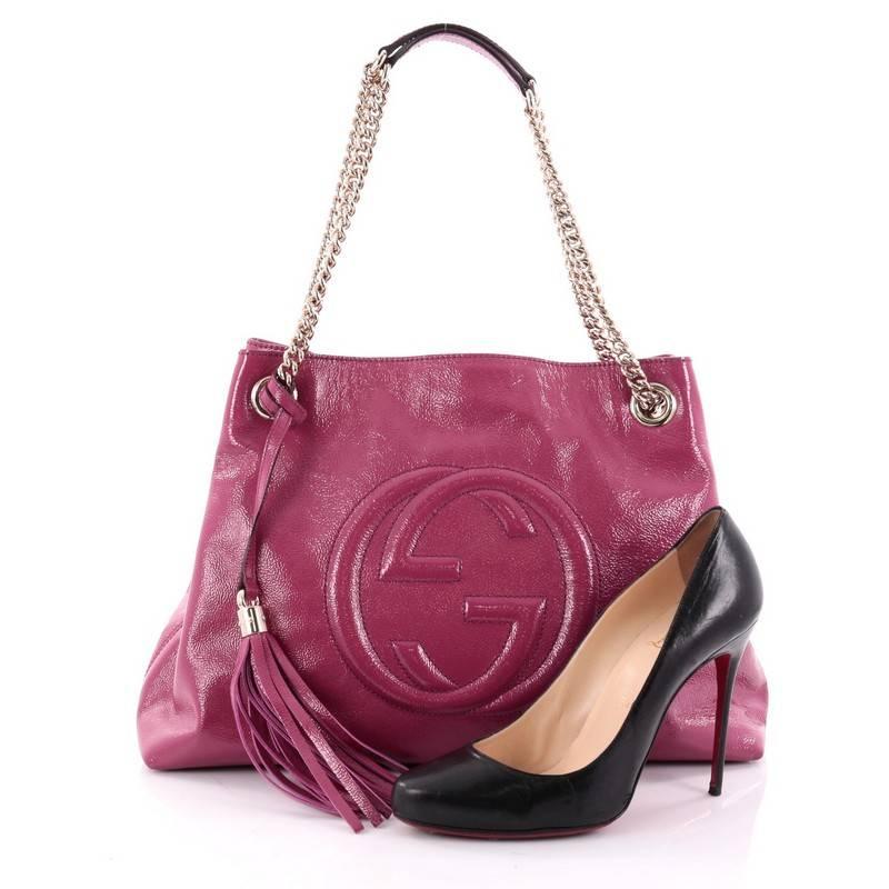 This authentic Gucci Soho Shoulder Bag Chain Strap Patent Medium is simple yet stylish in design. Crafted from fuchsia patent leather, this elegant tote features gold chain straps with shoulder pads, fringe tassel, signature interlocking Gucci logo