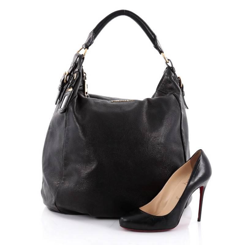 This authentic Prada Zip Top Hobo Cervo Leather Large is a classic design perfect for everyday use. Crafted in nero black cervo leather, this hobo features single looped rolled handle, raised Prada and gold-tone hardware accents. Its top zip closure