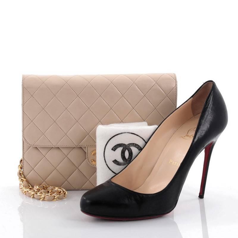 This authentic Chanel Vintage Clutch with Chain Quilted Leather Small is a sumptuous accessory that adds a touch of glamour to any look. Crafted from Chanel's signature beige diamond quilted leather, this sophisticated clutch features a signature
