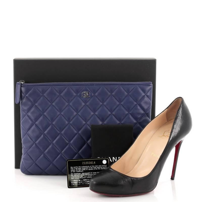 This authentic Chanel O Case Clutch Quilted Lambskin Medium adds a touch of elegant to your everyday outfits. Crafted from royal blue quilted lambskin, this chic clutch features a tiny CC logo on the front and silver-tone hardware accents. Its zip