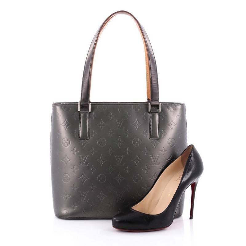 This authentic Louis Vuitton Mat Stockton Handbag Monogram Vernis is a stylish and functional bag made for everyday use or weekend getaways. Crafted from grey monogram vernis, this tote features dual flat handles, vachetta leather trims, and brushed
