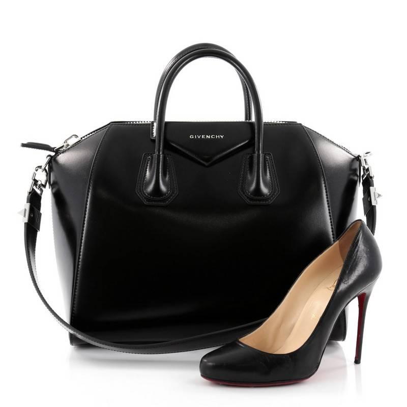 This authentic Givenchy Antigona Bag Glazed Leather Medium combines style and functionality all-in-one. Crafted from sleek, black glazed leather, this structured handle bag features dual-rolled leather handle, brand's signature envelope flap detail