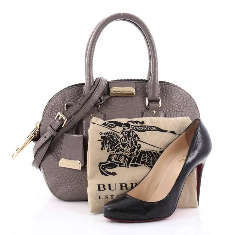 This authentic Burberry Orchard Bag Heritage Grained Leather Small has a glamorous design with a roomy silhouette that is ideal for everyday use. Crafted from taupe grained leather, this vintage-inspired bag features dual-rolled leather handles,