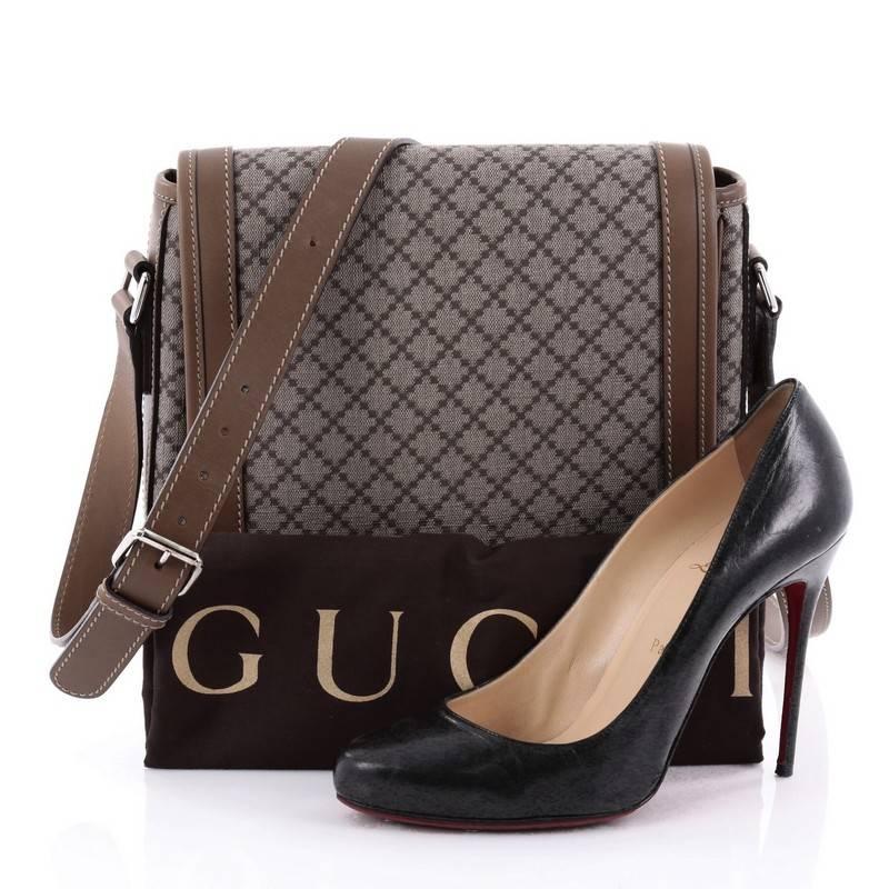 This authentic Gucci Snap Flap Messenger Bag Diamante Coated Canvas Medium is a classic piece for Gucci lovers. Crafted in taupe diamante coated canvas with light brown trims, this chic messenger bag features an adjustable leather strap with leather