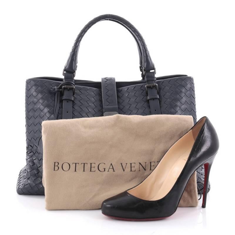 This authentic Bottega Veneta Roma Handbag Intrecciato Nappa Medium is a finely crafted tote that exudes an understated elegance. Crafted from navy blue nappa leather woven in Bottega Veneta's signature intrecciato method, it features dual woven