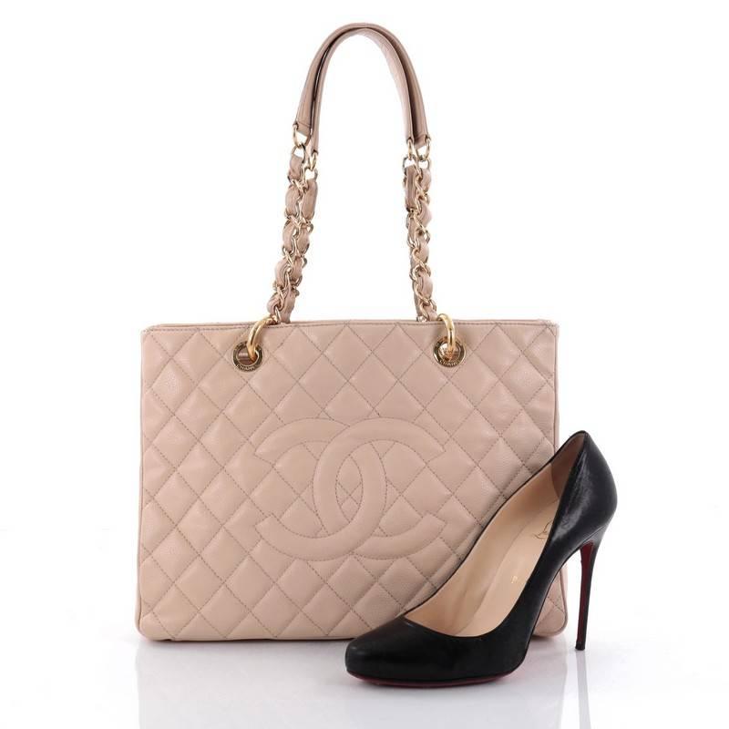 This authentic Chanel Grand Shopping Tote Quilted Caviar is perfect for everyday use with a classic yet luxurious style. Crafted in beige diamond quilted caviar leather, this versatile, timeless tote features a stitched CC in the middle, woven-in
