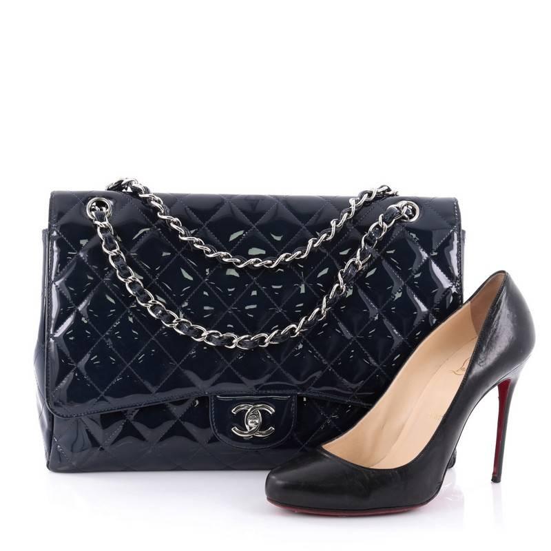 This authentic Chanel Classic Single Flap Bag Quilted Patent Maxi exudes a classic yet easy style made for the modern woman. Crafted from navy blue patent leather, this elegant flap features Chanel's signature diamond quilted design, woven-in