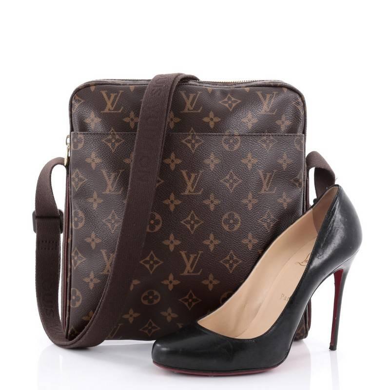 This authentic Louis Vuitton Trotteur Beaubourg Handbag Monogram Canvas is perfect for holding your necessities. Crafted from brown monogram coated canvas, this stylish bag features an adjustable canvas body strap with the Louis Vuitton name logo,