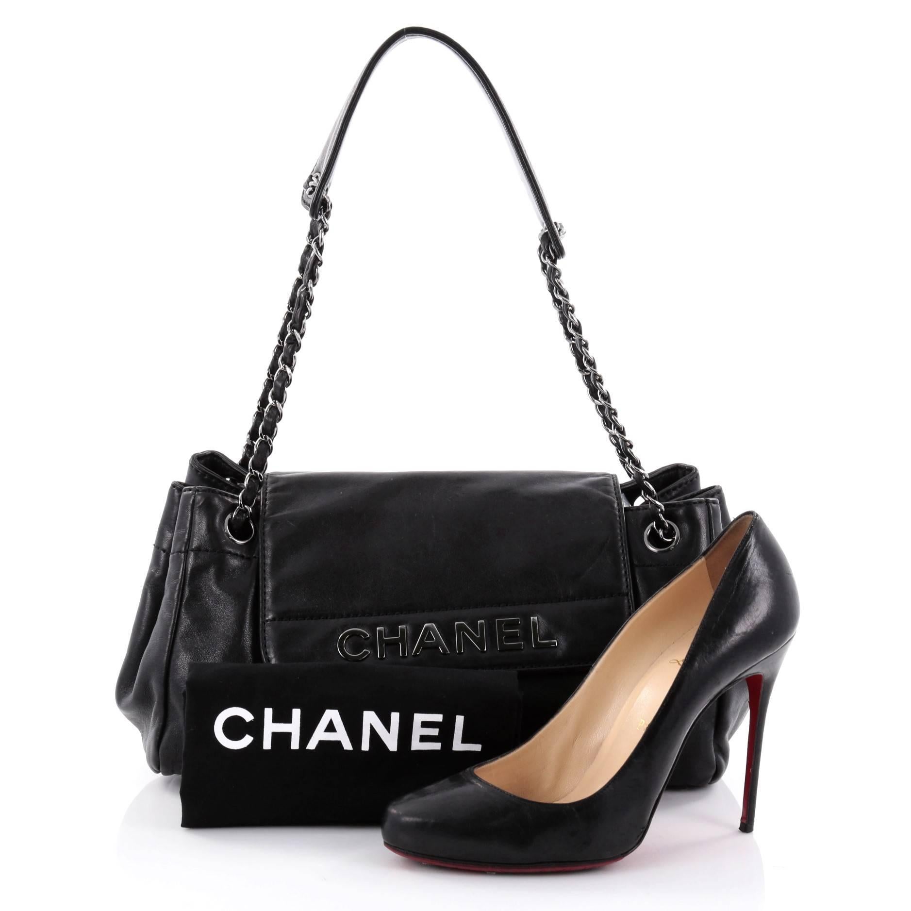 This authentic Chanel Lax Accordion Flap Bag Leather Medium is ideal for everyday escapades. Crafted from black leather, this gorgeous shoulder bag features woven-in leather chain straps with leather pad that cinches the exterior side pockets,