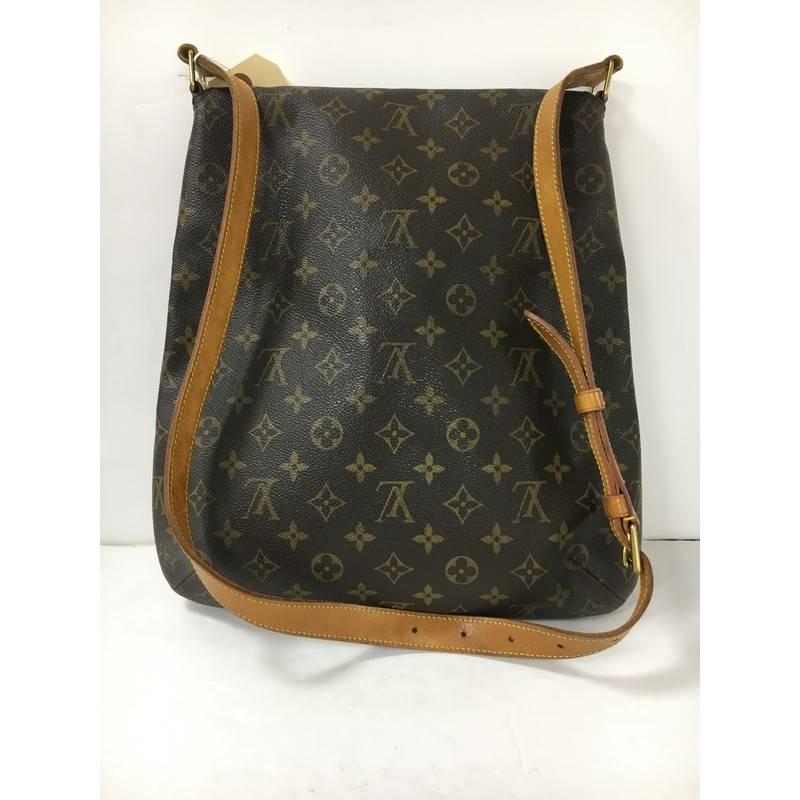 This authentic Louis Vuitton Musette Salsa Handbag Monogram Canvas GM is a minimalist and functional shoulder bag. Constructed with the brand's classic brown monogram coated canvas, this over-sized bag features an adjustable shoulder strap allowing