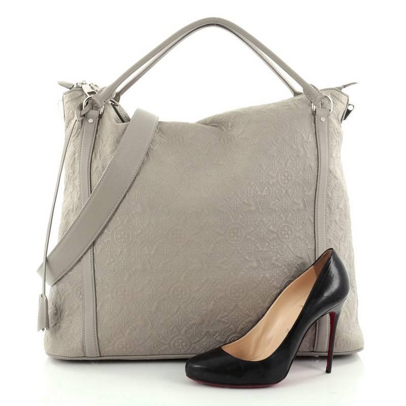 This authentic Louis Vuitton Antheia Ixia Handbag Leather GM showcased in Louis Vuitton's Spring 2010 Collection and named after the greek goddess of flowers is a luxurious bag perfect for your everyday looks. Crafted from light grey leather