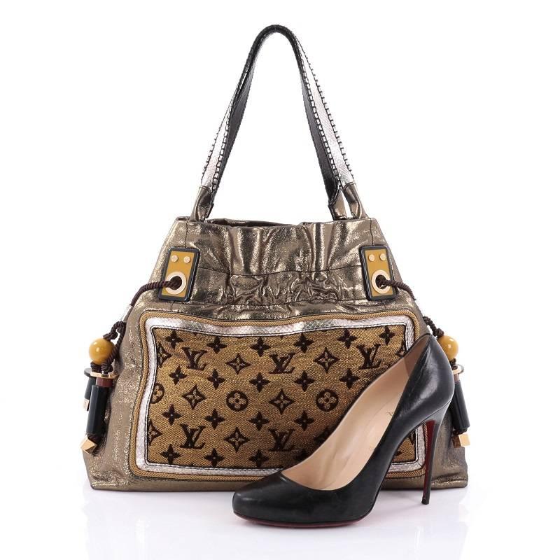 This authentic Louis Vuitton Sunbird Handbag Limited Edition Monogram Lurex Canvas presented at the brand's Spring/Summer 2009 Collection showcases a luxurious head-turning style with casual functionality. Crafted in unique, shimmery golden monogram