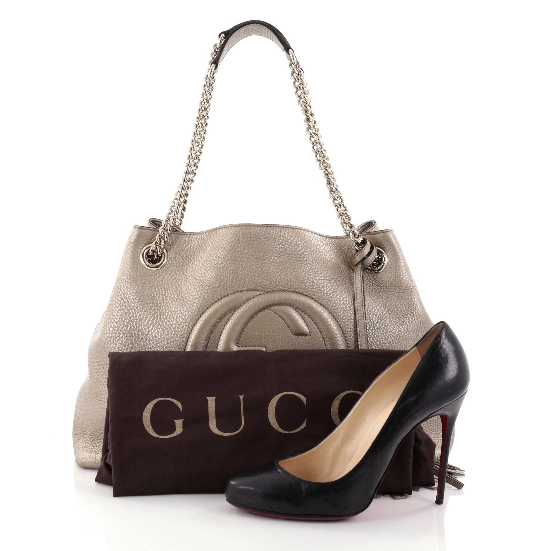 This authentic Gucci Soho Chain Strap Shoulder Bag Leather Medium is simple yet stylish in design. Crafted from beautiful champagne leather, this hobo features gold chain strap with leather pads, fringe tassel, signature interlocking Gucci logo