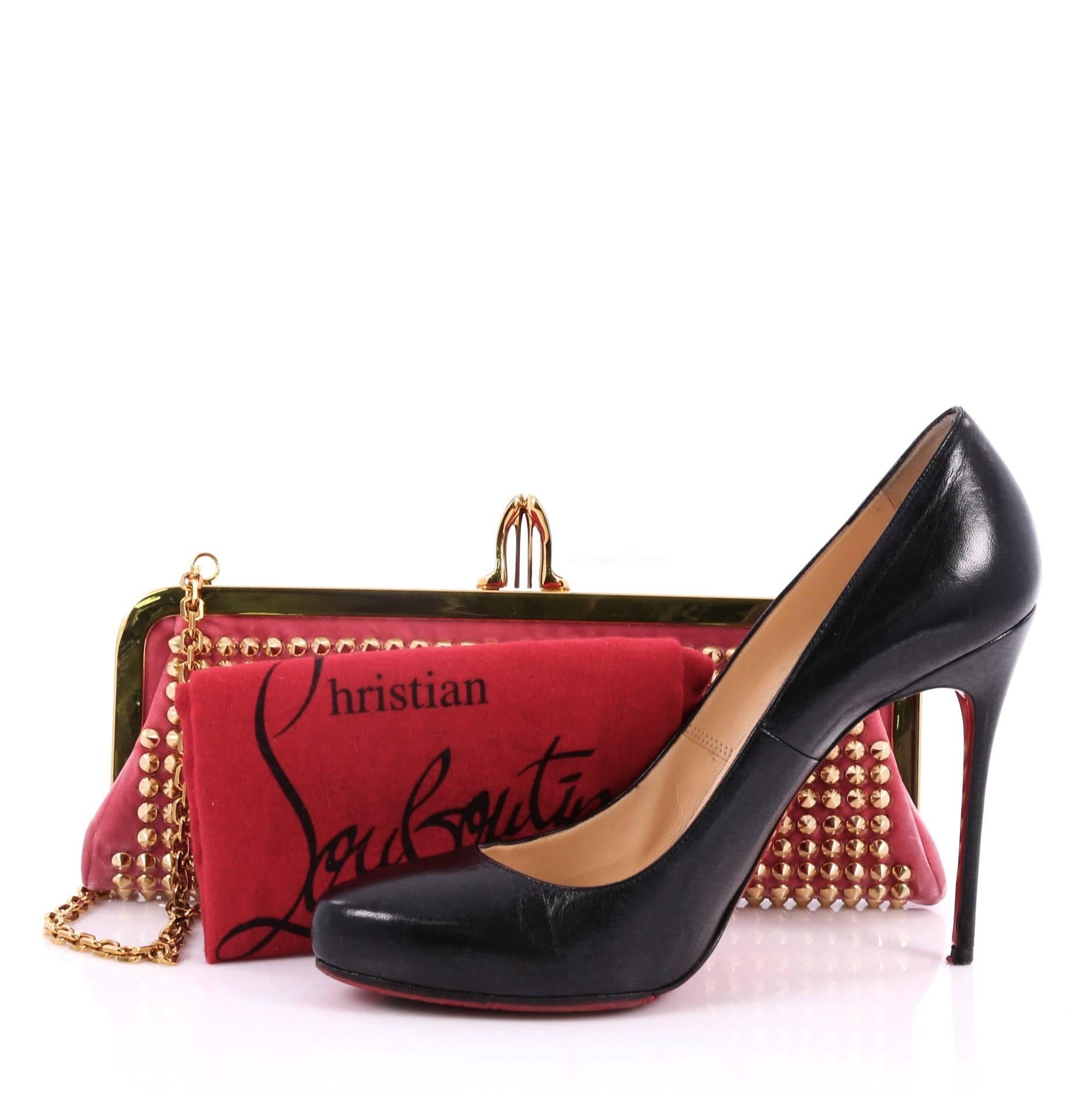 This authentic Christian Louboutin Miss Loubi Chain Clutch Spiked Velvet is an elegant and gorgeous bag perfect for your nights out. Crafted in pink spiked velvet, this clutch features, gold-tone frame, chain link shoulder strap, signature Louboutin