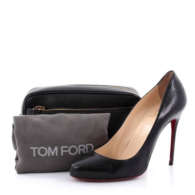 This authentic Tom Ford Front Zip Dopp Kit Toiletry Bag Leather Medium is a stylish bag perfect for carrying your essentials. Crafted in black leather, this practical bag features logo plaque at front, exterior front zip pocket and gold-tone