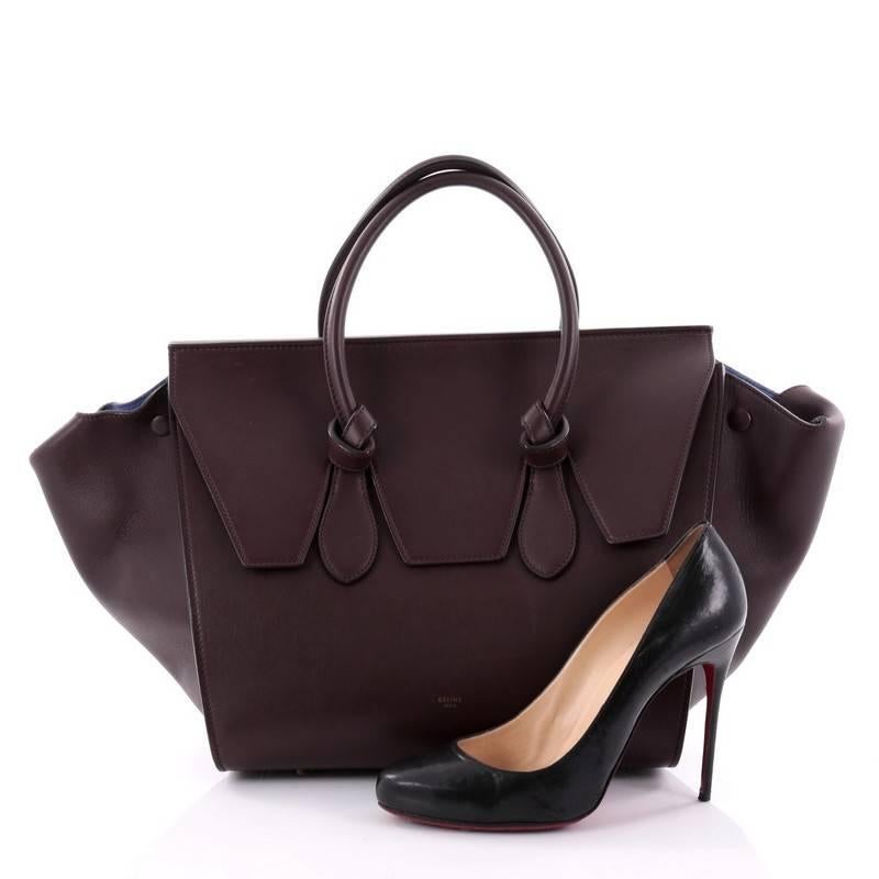 This authentic Celine Tie Knot Tote Smooth Leather Small is an absolute must-have for modern fashionistas. Crafted from burgundy leather, this boxy, chic tote features dual-rolled leather handles with signature knot accents, protective base studs,