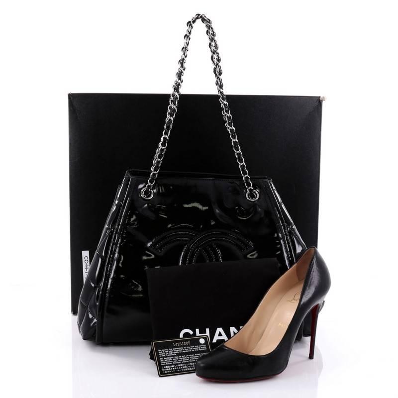 This authentic Chanel Lipstick Accordion Tote Patent Vinyl Large from the brand's 2011 Cruise Collection is perfect for everyday use. Crafted from black patent vinyl, this ultra-chic tote features dual woven-in patent vinyl silver chain straps,