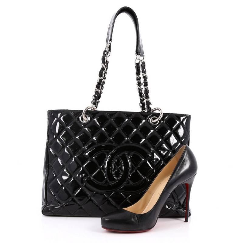 This authentic Chanel Grand Shopping Tote Quilted Patent showcases a classic yet luxurious style perfect for everyday use. Crafted from black diamond quilted patent leather, this versatile, chic tote features woven-in leather chain straps with