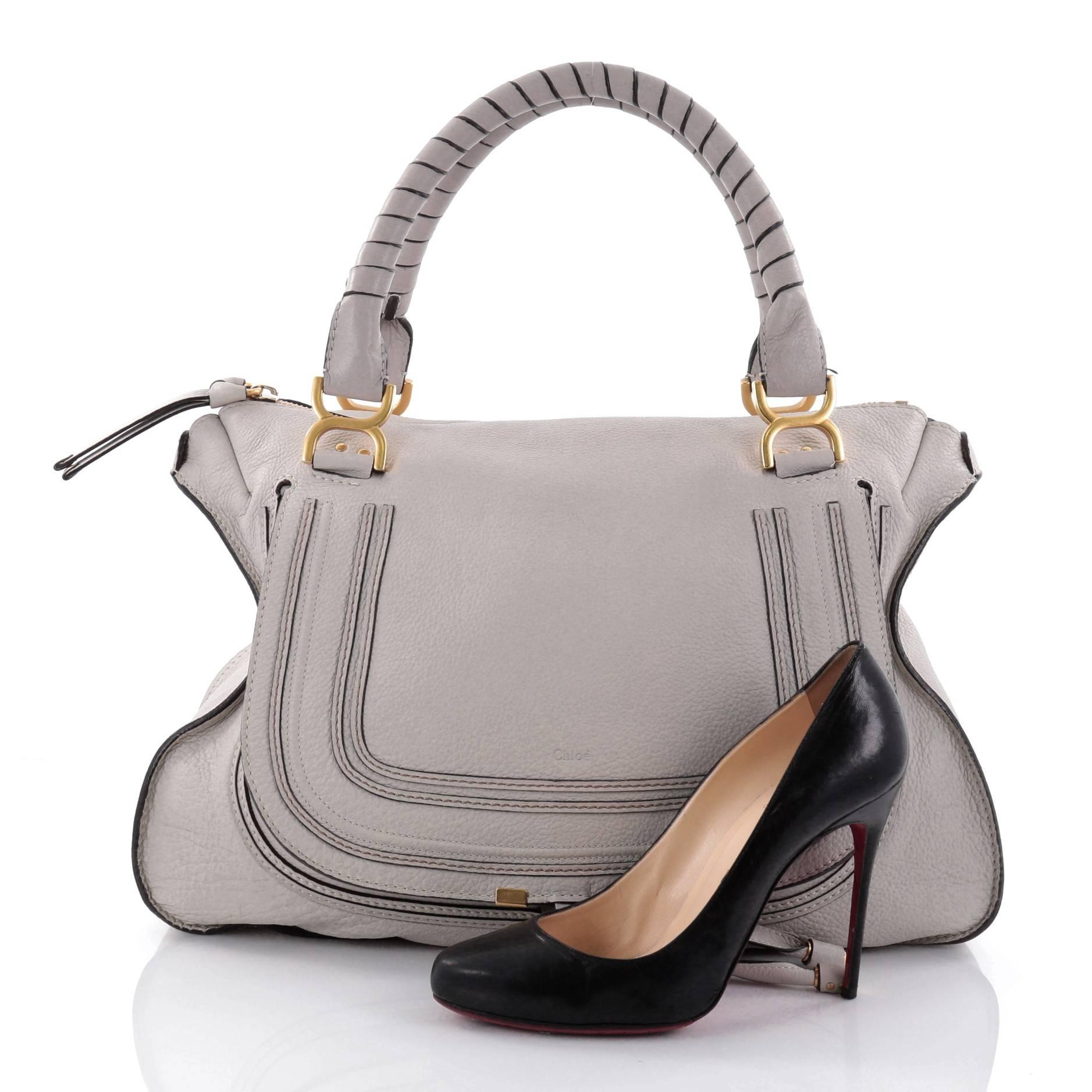 This authentic Chloe Marcie Shoulder Bag Leather Large showcases the brand's popular horseshoe design in a classic hobo silhouette. Constructed from light grey leather, this functional yet stylish hobo bag features a slouchy, easy-to-carry