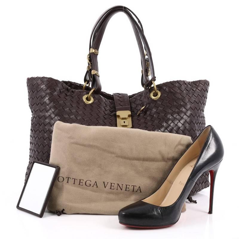 This authentic Bottega Veneta Capri Tote Intrecciato Nappa Large is a finely crafted tote that exudes an understated elegance. Crafted from dark brown nappa leather woven in Bottega Veneta's signature intrecciato method, this functional and feminine