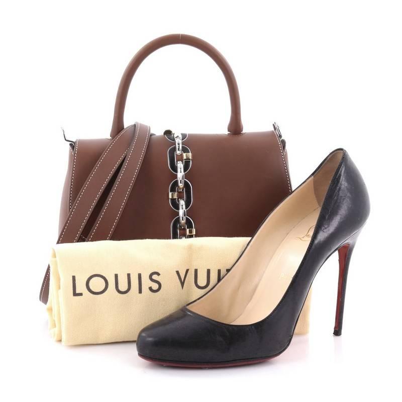 This authentic Louis Vuitton Chain It Handbag Leather PM is a fashionable bag that is set to become one of the most exciting pieces of the season. Crafted in brown leather, this sleek bag features toron retractable top handle, removable leather