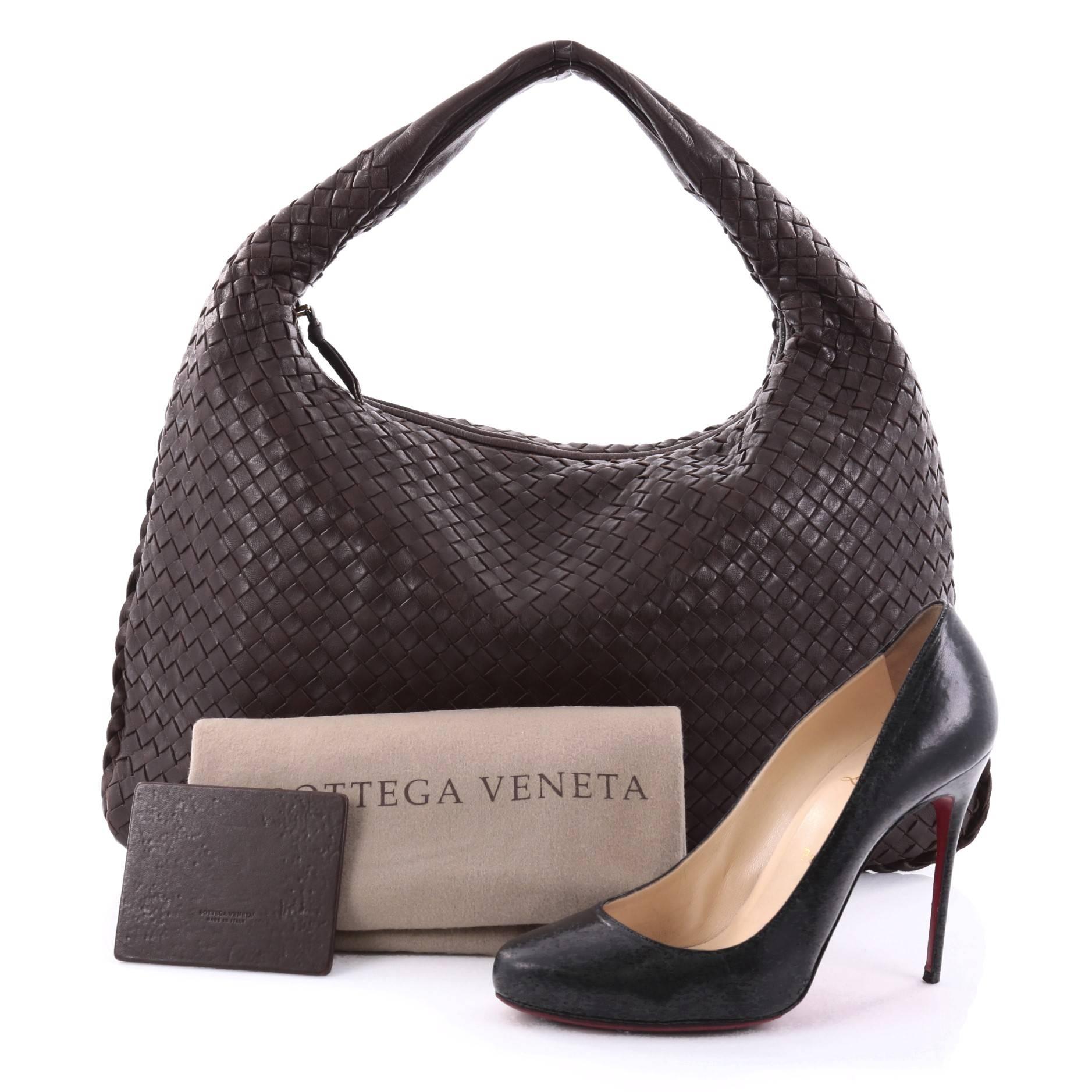 This authentic Bottega Veneta Veneta Hobo Intrecciato Nappa Large is a timelessly elegant bag with a casual silhouette. Crafted from brown nappa leather woven in Bottega Veneta's signature intrecciato method, this effortless, exquisite hobo features